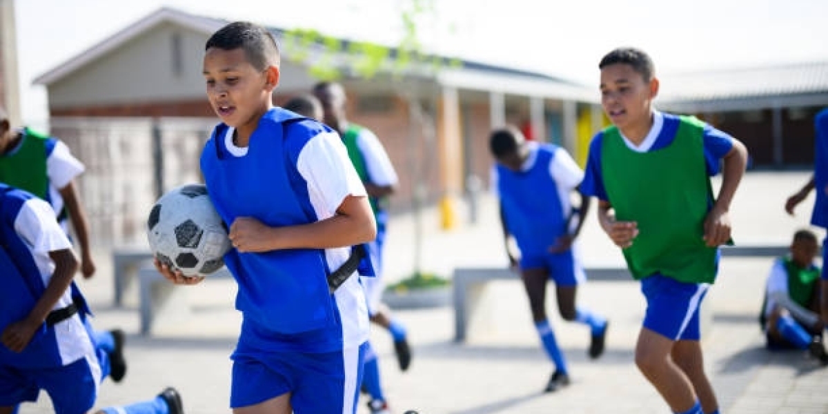 How to Choose the Right Football Academy for Your 4–12 Year‑Old: A Parent’s Guide