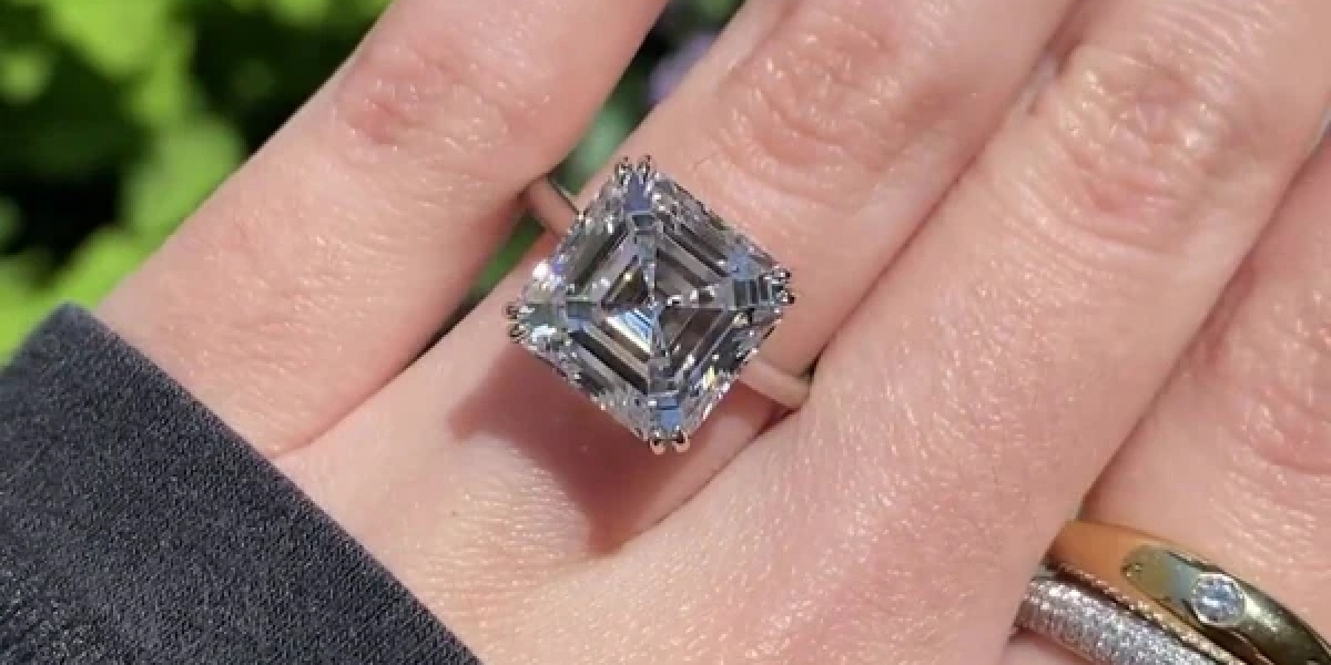 The Timeless Appeal of an Asscher Cut Lab Diamond Ring